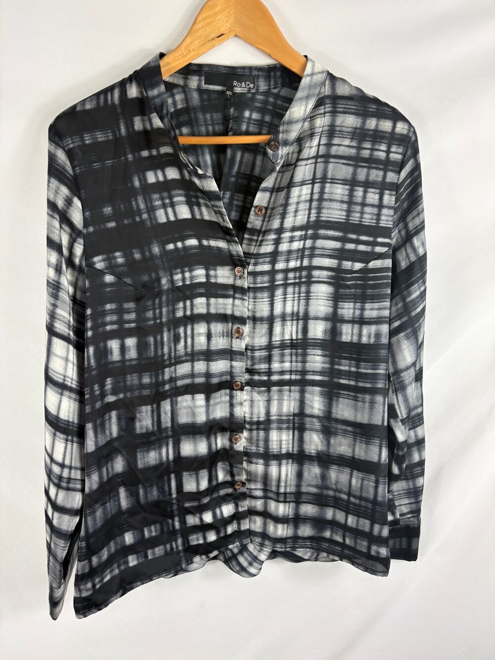ro & de Scoop Back Patterned Button Up Shirt Size Large